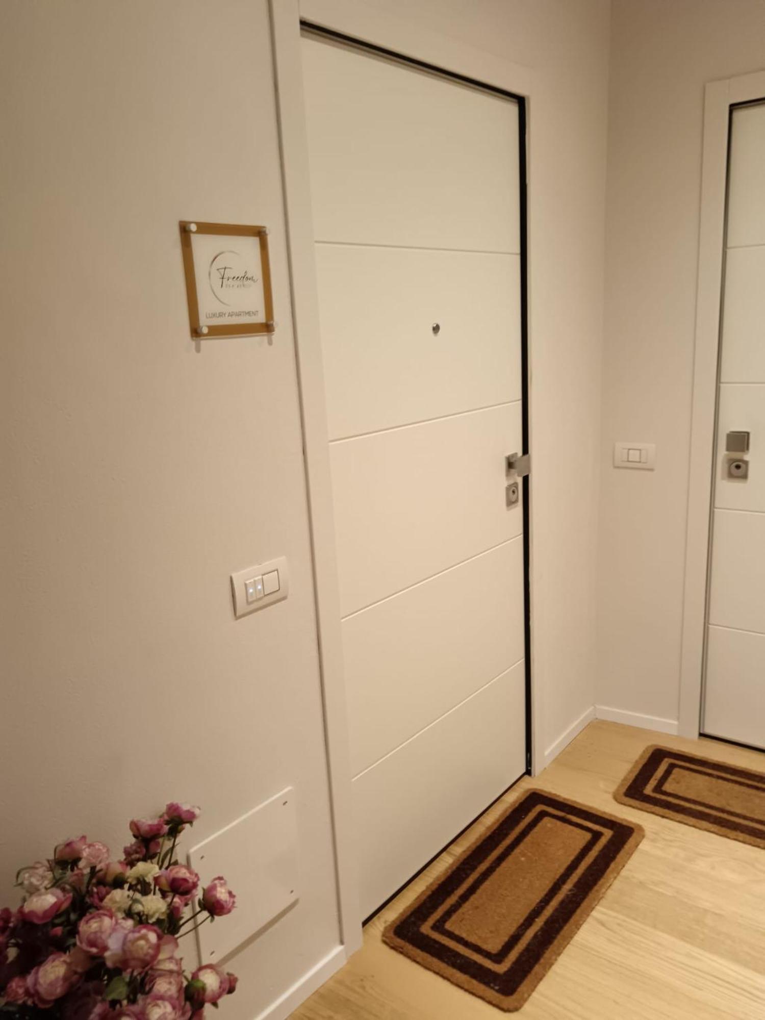 Freedom Suites Парма Екстериор снимка